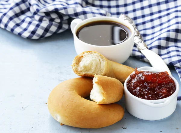 Bagely, marmeláda a káva k snídani — Stock fotografie
