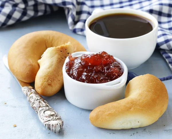 Bagely, marmeláda a káva k snídani — Stock fotografie