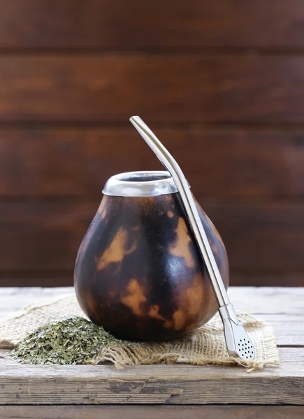 Tradicional yerba mate chá em caneca calabash e bombilla — Fotografia de Stock