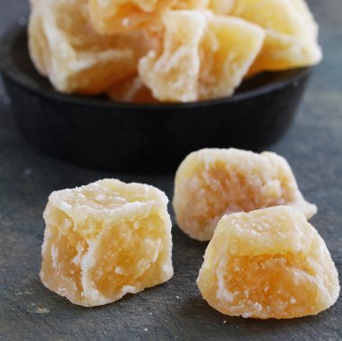 Doğu şekerlenmiş zencefil masaya davranır.