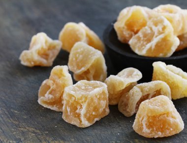 Doğu şekerlenmiş zencefil masaya davranır.