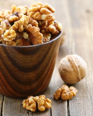 doğal organik ceviz, bütün ve soyulmuş fındık