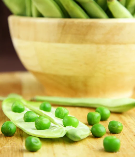 Natürliche grüne Bio-Erbsen, gesunde Ernährung — Stockfoto