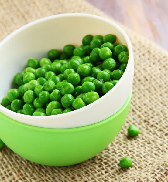 Natürliche grüne Bio-Erbsen, gesunde Ernährung — Stockfoto