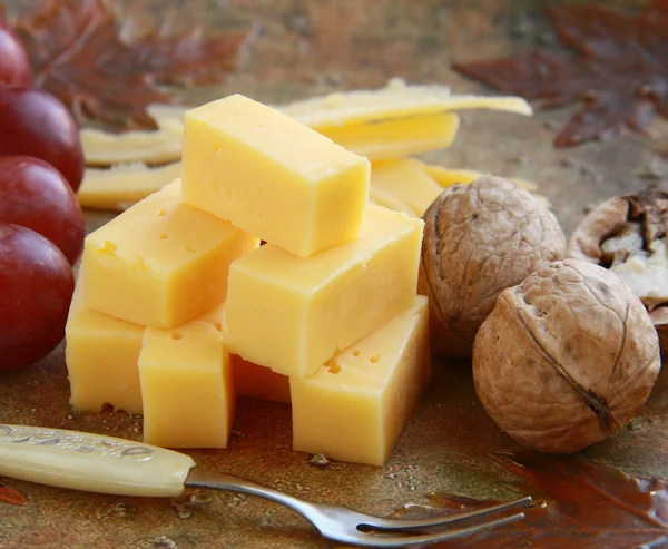 Delicatessen cheese appetizer with fruit and walnuts — Stock Photo, Image