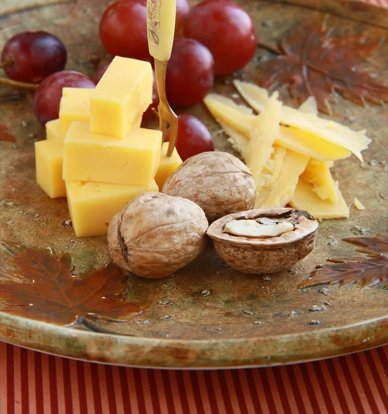Antipasto di formaggi salumi con frutta e noci — Foto Stock