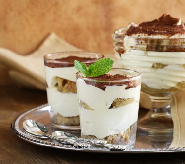 Geleneksel İtalyan tatlı tiramisu, mascarpone peyniri, kurabiye ve kahve