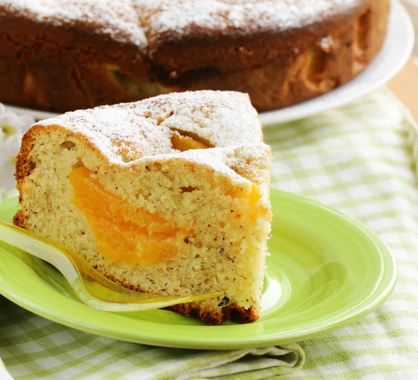 Zelfgemaakte taart met perziken en poedersuiker — Stockfoto