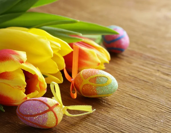 Bloemen van het voorjaar en Pasen eieren decoratie op houten achtergrond — Stockfoto