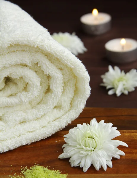 White towel, candles and flowers - spa concept — Stock Photo, Image