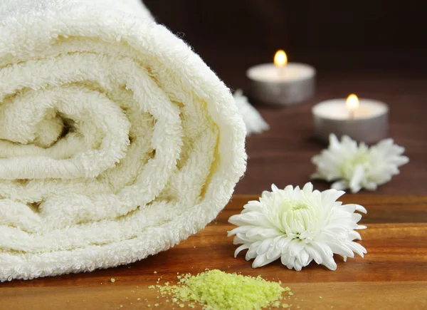 Bílý ručník, svíčky a květiny - spa koncept značky — Stock fotografie