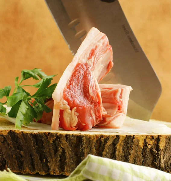 Carne vermelha crua fresca na placa de madeira — Fotografia de Stock