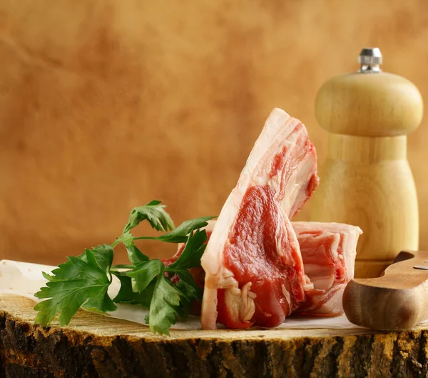 Carne rossa fresca cruda su tavola di legno — Foto Stock