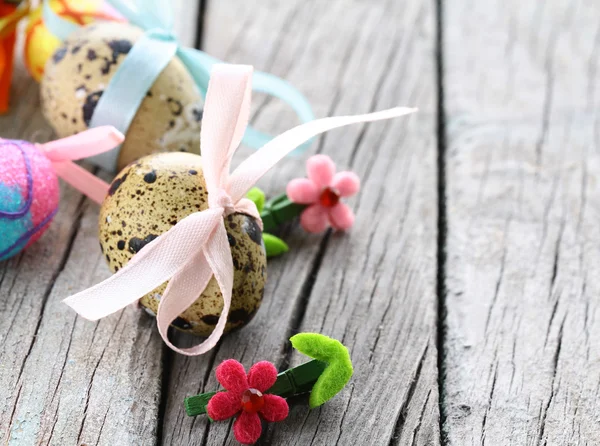 Spring flowers and Easter eggs decoration on wooden background — Stock Photo, Image