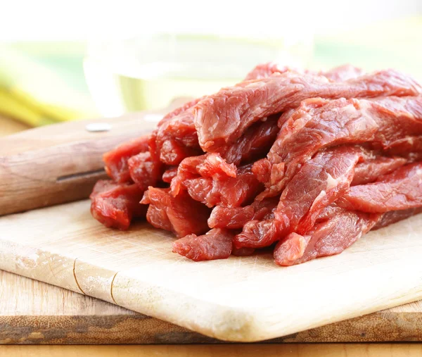 Carne vermelha crua fresca na placa de madeira — Fotografia de Stock