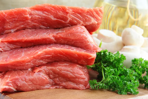 Carne vermelha crua fresca na placa de madeira — Fotografia de Stock
