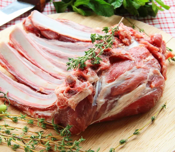 Carne vermelha crua fresca na placa de madeira — Fotografia de Stock