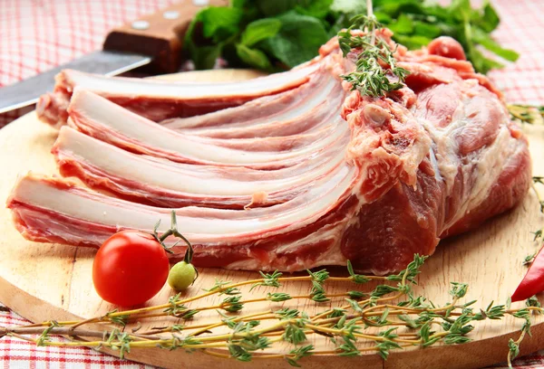 Carne roja fresca y cruda sobre tabla de madera —  Fotos de Stock