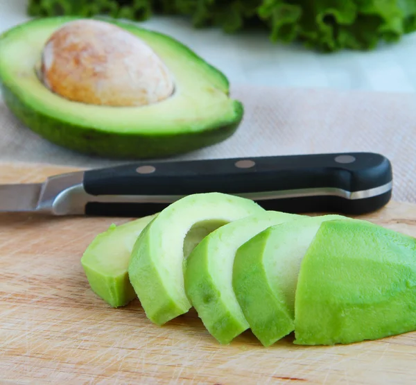 Natürliche reife Avocados auf einem Holztisch — Stockfoto