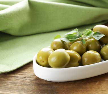 otlar ve baharatlar ile doğal yeşil zeytin