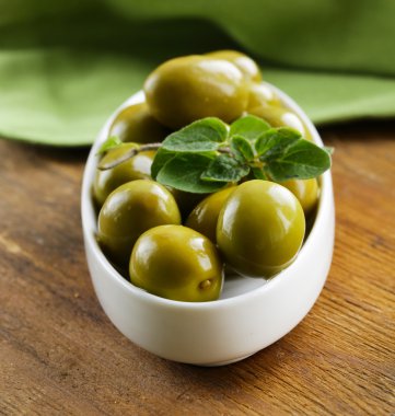 otlar ve baharatlar ile doğal yeşil zeytin