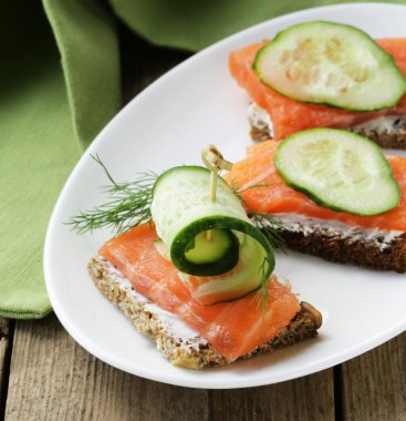 kanepe sandviç kırmızı balık, salatalık ve peynir ile