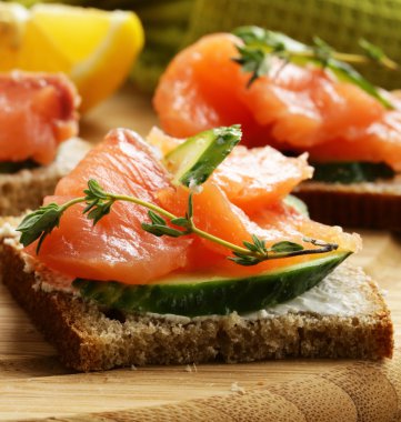 kanepe sandviç kırmızı balık, salatalık ve peynir ile