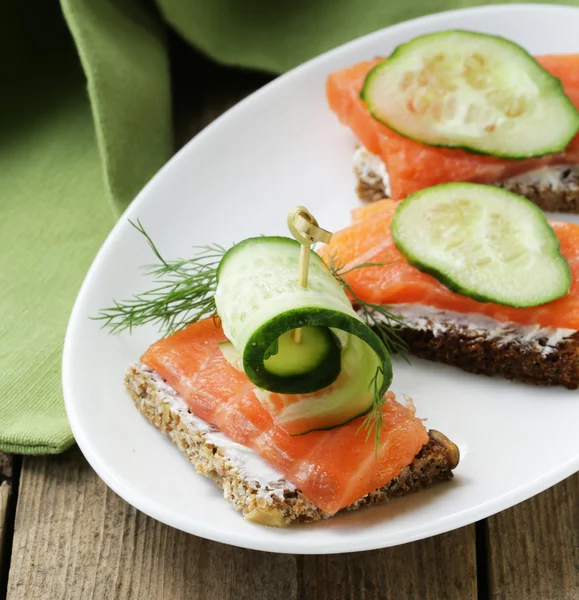 kanepe sandviç kırmızı balık, salatalık ve peynir ile