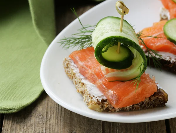 kanepe sandviç kırmızı balık, salatalık ve peynir ile