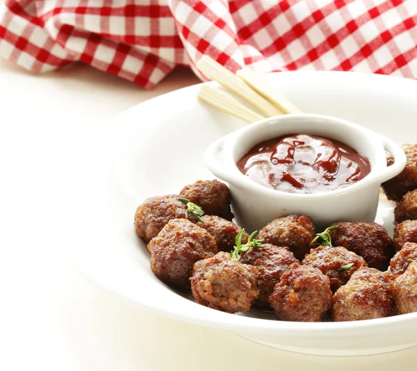 Albóndigas fritas con salsa en el plato — Foto de Stock