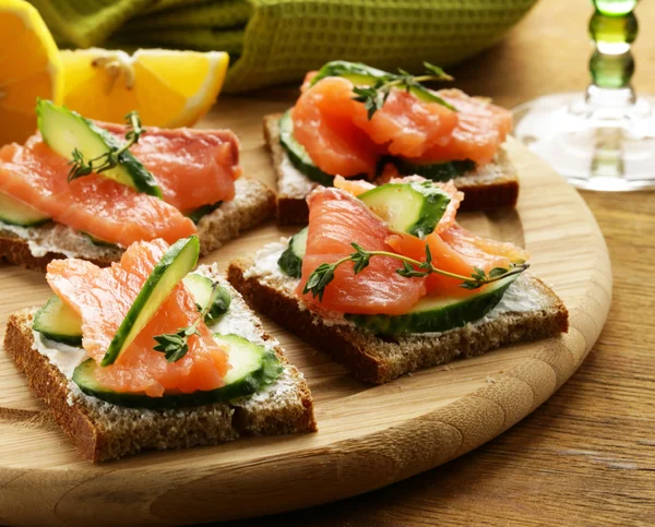 kanepe sandviç kırmızı balık, salatalık ve peynir ile