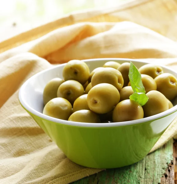 Přírodní zelené olivy s bylinkami a kořením — Stock fotografie