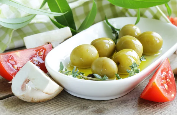 Naturalne zielone oliwki z ziół i przypraw — Zdjęcie stockowe