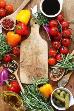 otlar ve Baharatlar, sebze ve ahşap arka plan üzerinde soslar