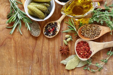 otlar, baharatlar ve soslar ahşap arka plan üzerinde