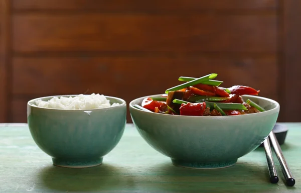 전통적인 아시아 음식-튀긴된 야채와 쌀 — 스톡 사진