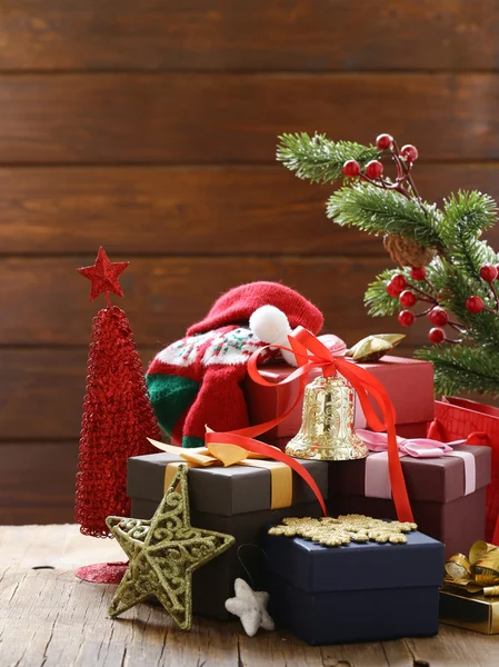 Vánoční dárky a ozdoby na dřevěné pozadí, slavnostní zátiší — Stock fotografie