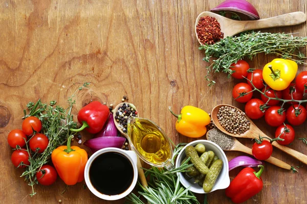 otlar ve Baharatlar, sebze ve ahşap arka plan üzerinde soslar