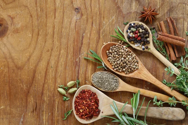 Hierbas, especias y salsas sobre fondo de madera — Foto de Stock