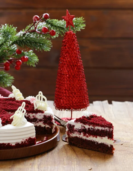 Postre festivo pastel de terciopelo rojo de Navidad — Foto de Stock