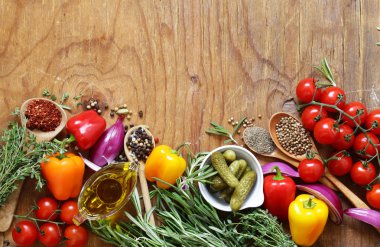 otlar ve Baharatlar, sebze ve ahşap arka plan üzerinde soslar