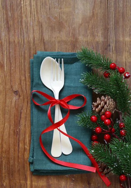 Bestek vork en lepel Kerstmis tabel instelling op houten achtergrond — Stockfoto