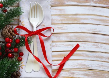 ahşap zemin üzerine çatal çatal ve kaşık Noel tablo ayarı