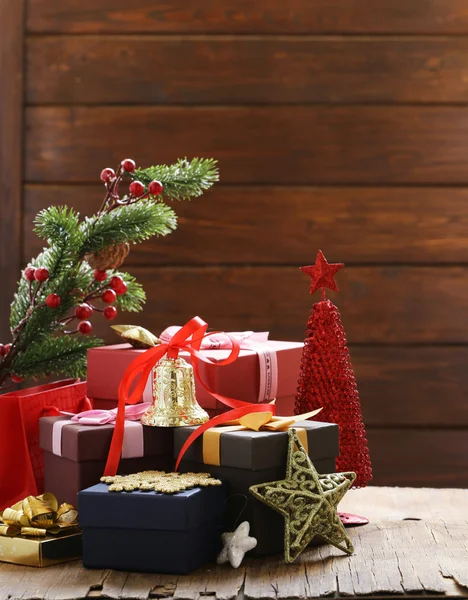 Regali di Natale e decorazioni su uno sfondo di legno, nature morte festive — Foto Stock