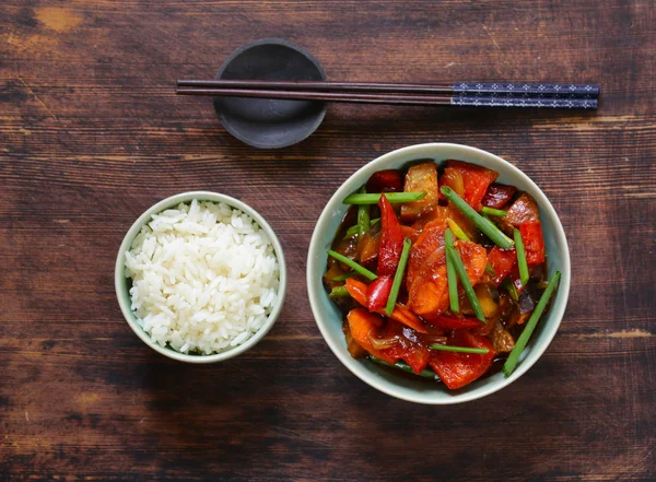 伝統的なアジア料理 - 野菜炒めとライス — ストック写真