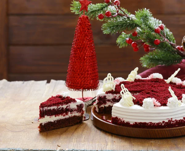 Dolce festivo Natale torta di velluto rosso — Foto Stock