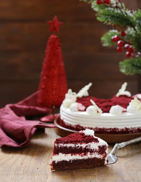 お祝いデザート クリスマスの赤いビロードのケーキ — ストック写真