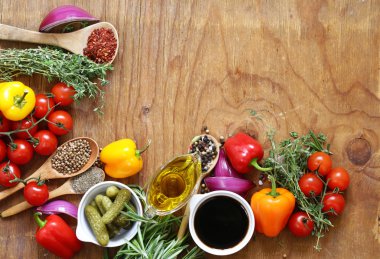 otlar ve Baharatlar, sebze ve ahşap arka plan üzerinde soslar