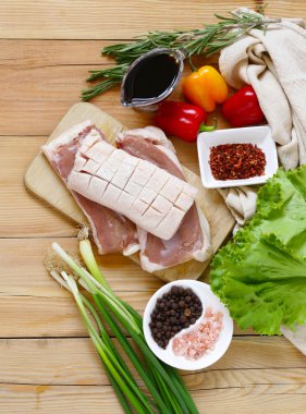 ham ördek fileto, baharatlar ve soslar yemek pişirmek için