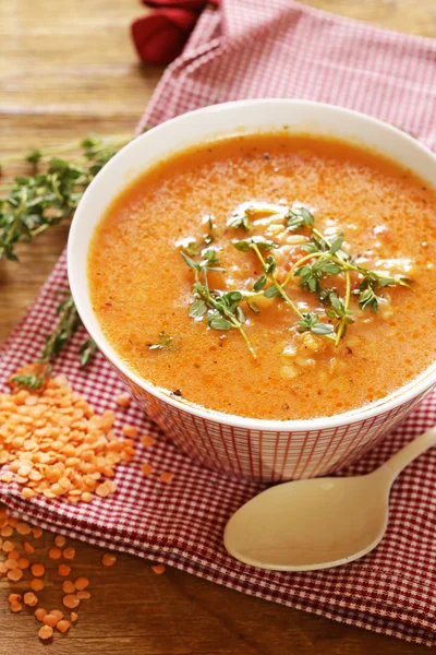 Soupe maison de lentilles rouges au thym — Photo